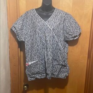 Scrub top by Dickies black  Hills and White Patterned Scrub Top